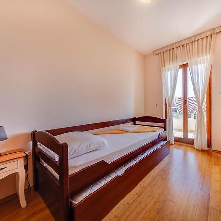 Port Adria Apartments Каменари Экстерьер фото