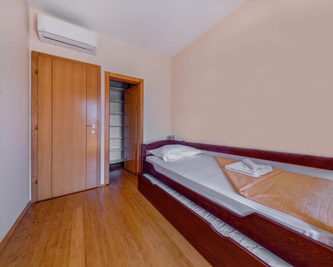 Port Adria Apartments Каменари Экстерьер фото